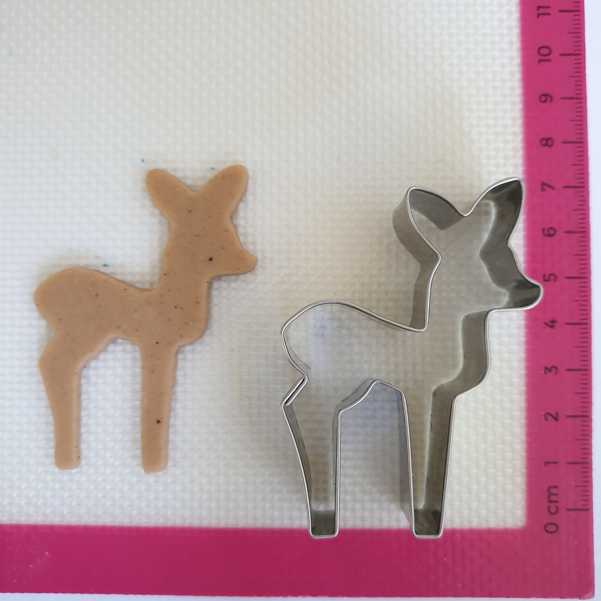 7cm deer cookie cutter with cookie dough cut out